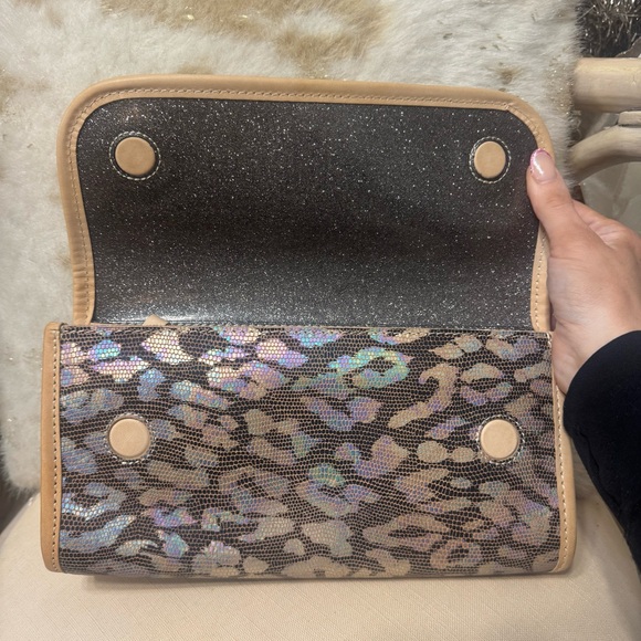 Stylish Consuela Leopard Print Clutch 🎀 - Picture 3 of 6